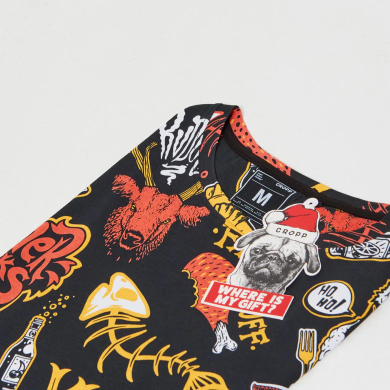 T-Shirt With All Over Christmas Print - Image 4